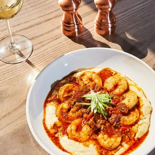 a plate of shrimp and grits