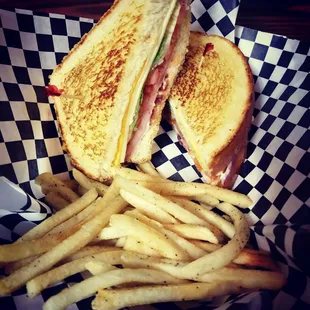 Club sandwich w/fries