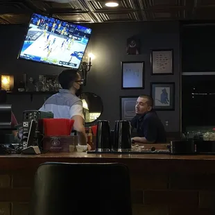 Useless manager watching TV while the floor was full with one waitress