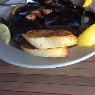 Sautéed Mussels in Broth