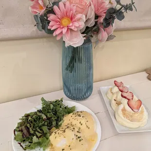 Eggs Benedict on souffle pancakes without bacon, more salad (sooo delicious !) and the Classic souffle pancakes