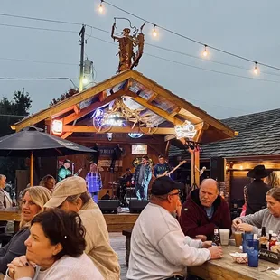 Outdoor dining with live music!