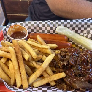 Brisket platter with two hot link sausages &amp; fries