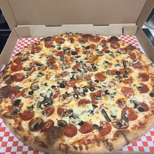Pepperoni, black olives, mushrooms! &amp; eXtra cheese!  It rocked!