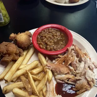 Pulled chicken with beans and fries