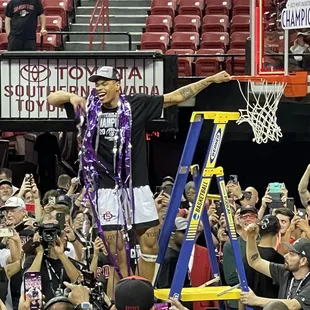 Thompson (Aztecs' forward) celebrated the MW Championship