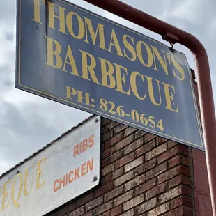 a sign for thomason's barbecue