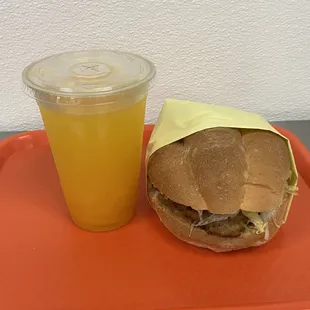 Torta de milanesa y jugo de naranja