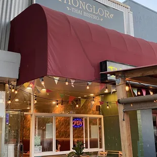 the outside of a restaurant