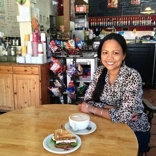 The latté here is the best.Delicious and pretty!Also, the sandwiches are always to my liking.Friendly staff and cozy atmosphere.