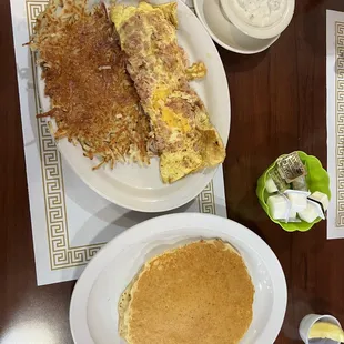Corned beef hash omelette with Hash Browns &amp; Pancakes. Added a side of sausage gravy
