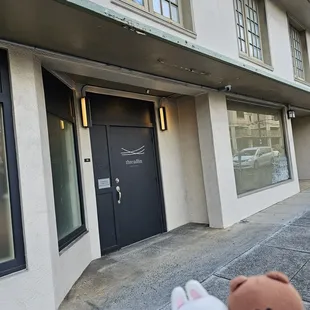 The front door, facing Kapahulu Avenue