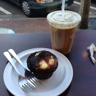Iced latte and cupcake