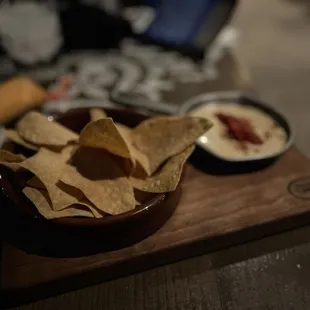 Chips and queso con chorizo