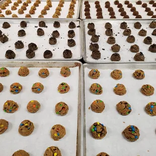 a tray of cookies