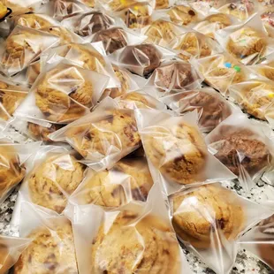 a table full of cookies