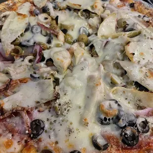 Muffuletta pizza