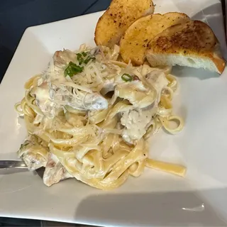 Fettuccini Alfredo w/ Garlic Bread