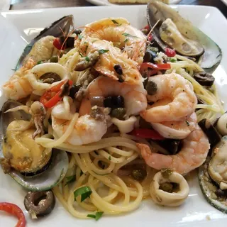 Frutti Di Mare w/ Garlic Bread