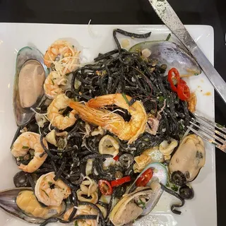 Chef Special "Seafood Scampi" w/ Garlic Bread