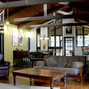 Bear Spring Cabin w/ pool &amp; game room--2-3 bedrooms