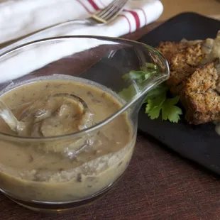 Paleo Gravy with mushrooms...How do you make gravy without a thickener like flour, cornstarch or arrowroot? Thicken it with cauliflower!