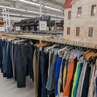 Affordable pre-loved clothing for the whole family.