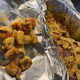 Mac &amp; Cheese Surf Stuffed Turkey Leg