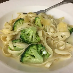 Notice the uncooked pasta.  Ingredients: pasta, cream, and broccoli.  No cheese, parsley, nor seasoning.  DO NOT ORDER