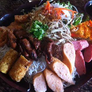 Bun 10 Mon - bi, cha, thit, tau hu ky, lap xuong, tom, ca, cha gio, nem, chao tom