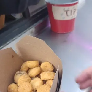 Big box - ate many...plenty to save for later.