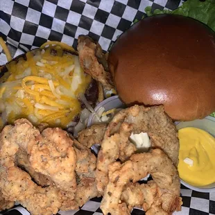 Cheeseburger w/onion rings