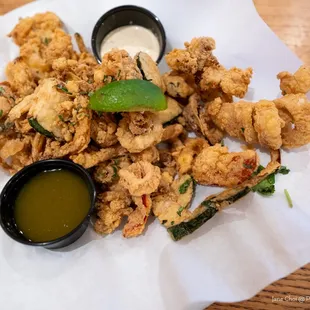 fried shrimp with dipping sauce