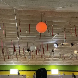 Very dim lights -- yes, all three globes are illuminated.
