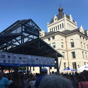 a crowd of people standing in front of a building