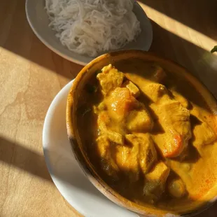 cà ri gà chicken curry with noodles