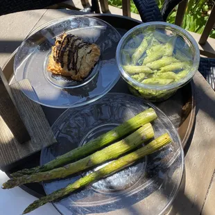 Pesto, asparagus, macaron