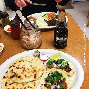 Pupusas, tacos, y curtido