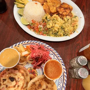 Pupusas Mixtas   Camarones Al Ajillo