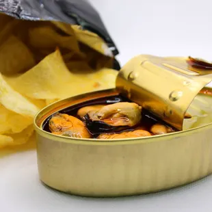 Mussels and potato chips