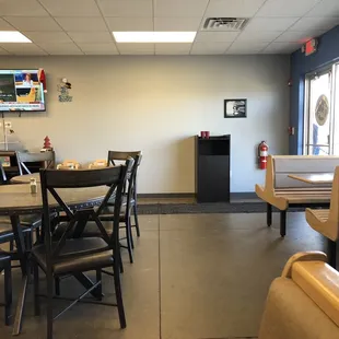 the inside of a fast food restaurant