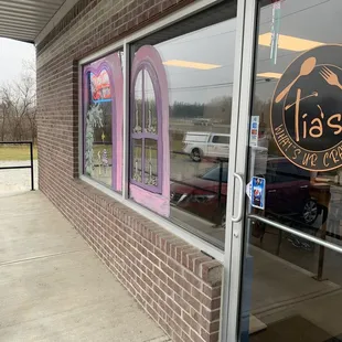 the outside of a restaurant