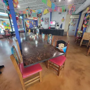 Lotsa decorative seating.