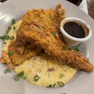 CATFISH & CHEDDAR GRITS