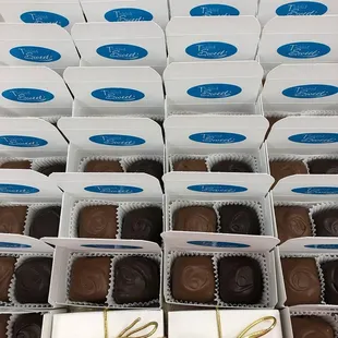 Individualized favor boxes to share your ultimate favorites with your favorite people!