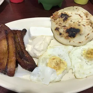 Desayuno sencillo (ordered with no beans). Delicious!