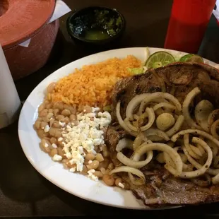Bistec encebollado