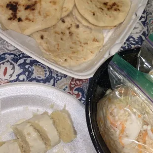 Pupusas y Tamal de Elote