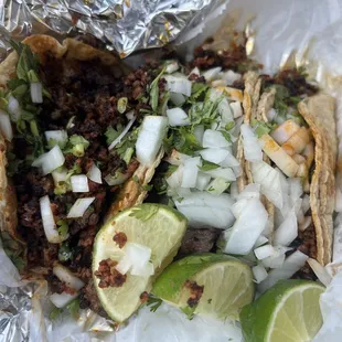 Tacos de chorizo, campechano y carnitas.