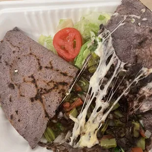 Quesadilla de frijol, quesillo &amp; nopales.